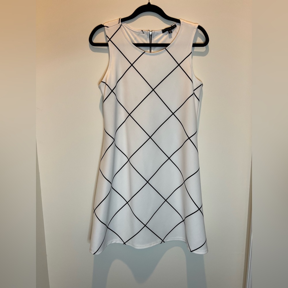 Tiana B sleeveless white and black geometric A Line dress. Size 8.